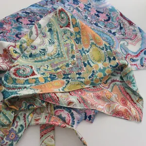 Λεπτομέρεια φούστας wrap από τεχνητό μετάξι με paisley print, μόδα άνοιξη καλοκαίρι.