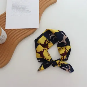 Petit foulard carré effet soie impression dinosaure pixel géométrique pour cheveux et cou