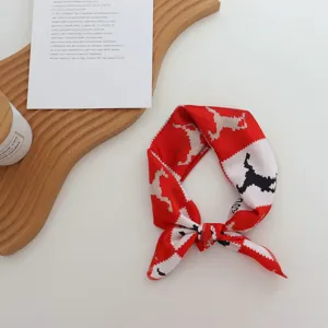 Foulard carré effet soie impression géométrique rouge blanc bandana accessoire chic