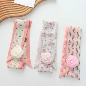 Pañuelo estrecho floral diadema para el pelo con flor de rosa 3D y detalle de perlas.