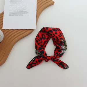 Petit carré de soie imprimé léopard rouge, foulard et bandeau de cheveux tendance chic.
