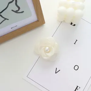 Detalle de flor de camelia de tela blanca, perla elegante en el centro, broche accesorio