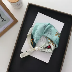 Elegante zijden sjaal met parel magnetische sluiting en bloemenprint, veelzijdig nekaccessoire.