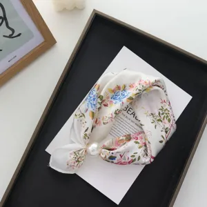 Sciarpa in seta floreale con fibbia magnetica di perla, elegante foulard da donna.