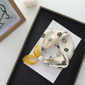 Elegante foulard in seta stretto con chiusura magnetica di perla e stampa floreale donna.