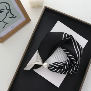 Elegante foulard in seta nero e bianco con bellissima fibbia magnetica di perla per donna.