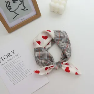 Foulard carre en soie avec motif de coeur rouge et pied-de-poule, parfait accessoire chic.