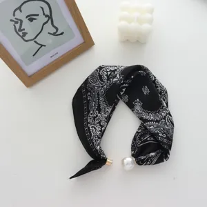 Chic sciarpa stretta in seta nera e bianca fantasia cachemire con fibbia magnetica di perle.