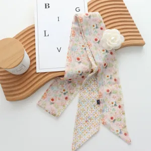 Pañuelo twilly de seda floral con elegante broche de flores, accesorio elegante para mujeres.