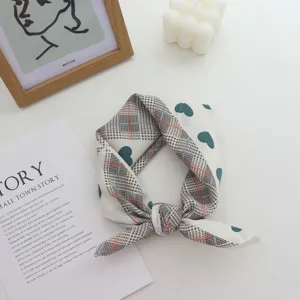 Carré de soie artificielle, foulard géométrique à carreaux et cœurs pour femmes.