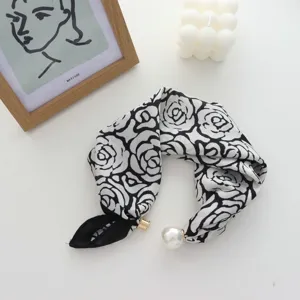 Chic foulard in seta stretta con stampa a rose nere e bianche e chiusura magnetica.