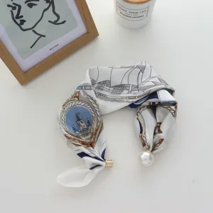 Chique zijden sjaal met nautische print en parel magneetsluiting voor zomerse stijl.