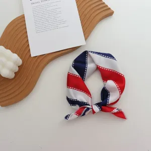 Vue de detail du foulard carre en imitation soie a rayures geometriques elegantes.
