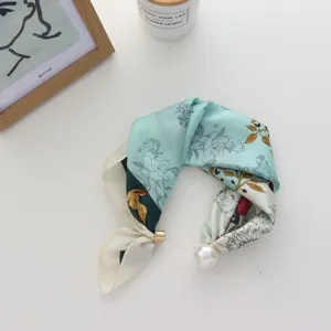 Chique zijden sjaal met bloemenprint en parel magneetsluiting voor nek en haar.