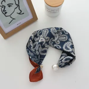 Elegante blauwe paisley zijden sjaal met parel magnetische sluiting voor dames zomer chic