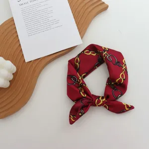 Petit carré de soie rouge effet satin avec imprimé chaîne géométrique, foulard polyvalent.