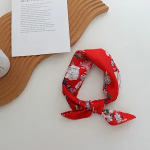 Foulard carré en soie florale rouge, accessoire polyvalent pour cheveux et cou de femme.