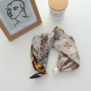 Zomerse zijden sjaal met parel magnetische sluiting, veerprint nekaccessoire en haarband.