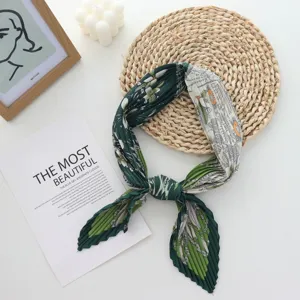 Μοντένιο γυναικείο πλισέ μικρό τετραγωνικό μεταξωτό μαντήλι, κομψό αξεσουάρ λαιμού.
