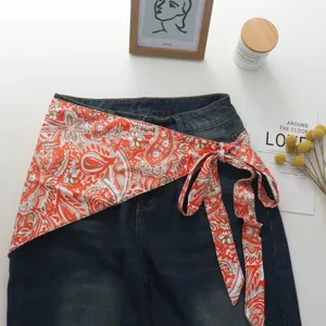 Φούστα με τύπωμα Paisley από τεχνητό μετάξι συνδυασμένη ιδανικά με τζιν παντελόνι.