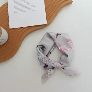 Carré de soie gris avec imprimé floral et papillon, foulard élégant pour cheveux et cou.