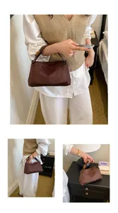 Stijlvolle bruine suède schoudertas voor dames, elegante retro handtas met metalen details.