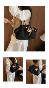 Zwarte kunstsuede tote bag, grote schoudertas met schattige berenhanger voor stijlvolle dames.