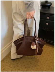 Vintage bruine suède shopper voor dames, grote schoudertas met schattige pluche hanger.