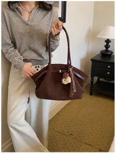 Retro suède shopper tas voor dames, grote schoudertas met schattige beren bedel accessoire.