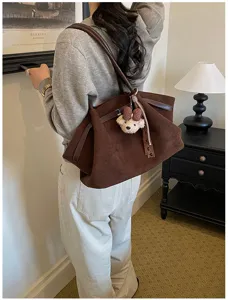 Vintage bruine suède tote tas voor dames, grote capaciteit herfst winter schoudertas met beer.