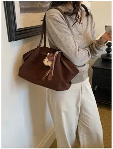 Retro suède shopper handtas voor dames, grote schoudertas onder de arm met leuke berenhanger.