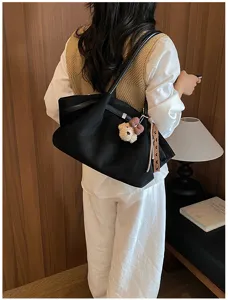 Gedetailleerd overzicht van de vintage suèdelike slouchy shopper met grote capaciteit op schouder.