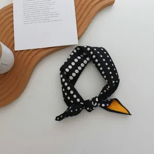 Petit carré de soie artificielle à pois noirs et blancs pour coiffure et cou.