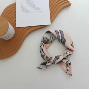 Foulard carré en soie artificielle avec imprimé cheval et ceinture, élégant et polyvalent.