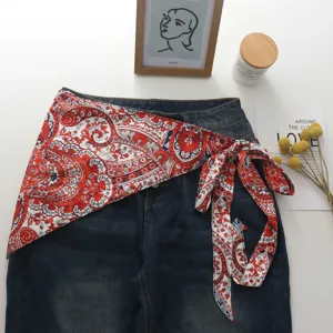 Στιλάτη κόκκινη φούστα με τύπωμα paisley και μεταξωτό μαντήλι μέσης γυναικείο τζιν