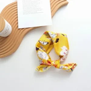 Carré de soie jaune avec motif de fleurs et papillons, bandeau chic ou foulard de cou.