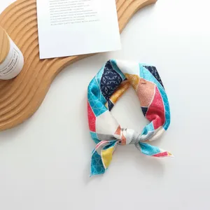 Carré de soie avec imprimé chaîne géométrique, accessoire de coiffure et foulard élégant.