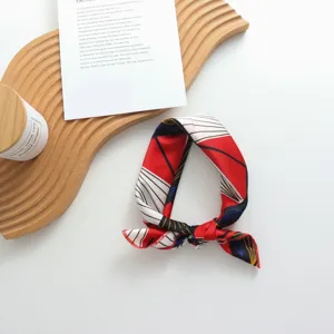 Petit carré de soie artificielle avec imprimé à rayures géométriques, idéal pour.
