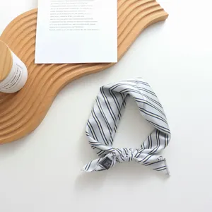 Élégant foulard carré en soie synthétique à rayures géométriques, idéal pour le cou ou les cheveux.