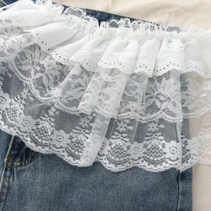 Primo piano dettagliato di gonna in denim da donna con volant in pizzo bianco.