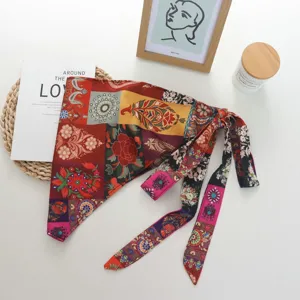 Λεπτομερής λήψη vintage paisley τριγωνικής φούστας-παρεό από μεταξωτό ύφασμα.