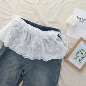Gonna con volant in pizzo bianco estensione in vita abbinata a jeans stile balletcore.