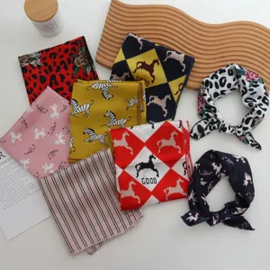 Foulard carré multicolore effet soie mode bandeau cheveux chic accessoire élégant