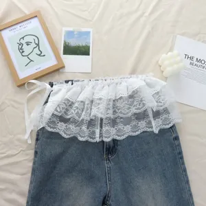 Stile giapponese pizzo bianco grembiule in vita con volant sovrapposto ai jeans.