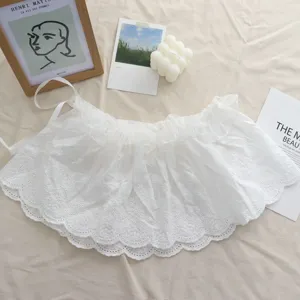 Dettaglio gonna grembiule con volant in pizzo bianco, dolce stile giapponese con ricamo fine.