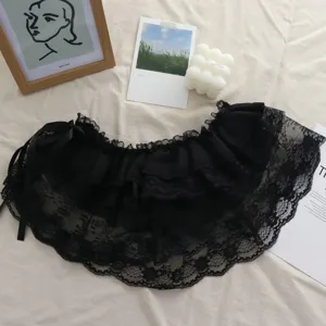 Gonna corta con volant in pizzo nero ed estensione della vita in stile balletto.