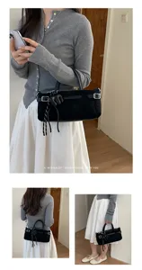 Sac à main minimaliste en suédine noire avec boucles et design rétro chic pour le quotidien.