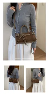 Sac à bandoulière rétro en daim marron pour femme, sac fourre-tout quotidien minimaliste chic.