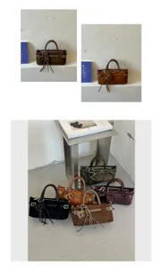 Vue détaillée du sac à main rétro en daim au design de niche avec boucle et charm animal.