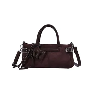 Sac à bandoulière chic en suédine marron, sac à main rétro avec breloques stylées et sangles.